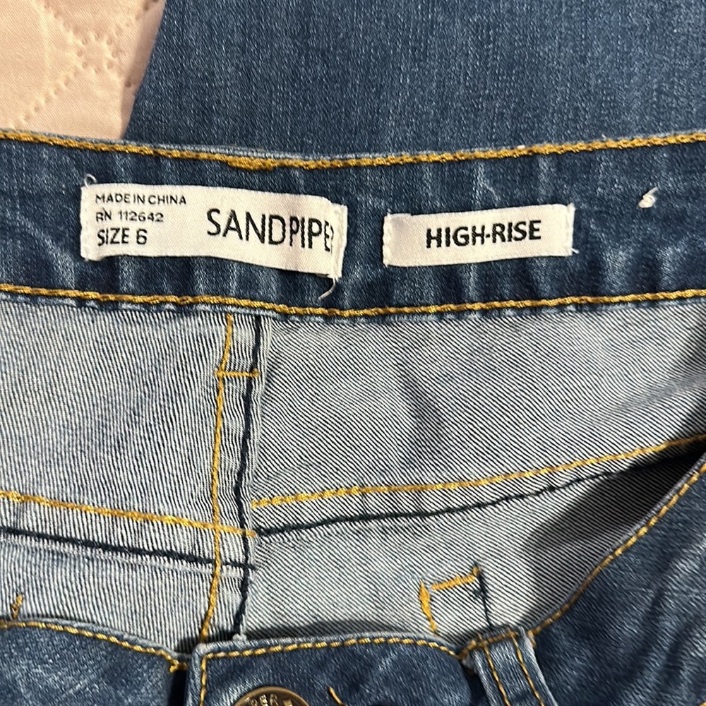 EUC Sandpiper jeans with flower embroidery details. Size 6. Light stretch - Picture 6 of 10